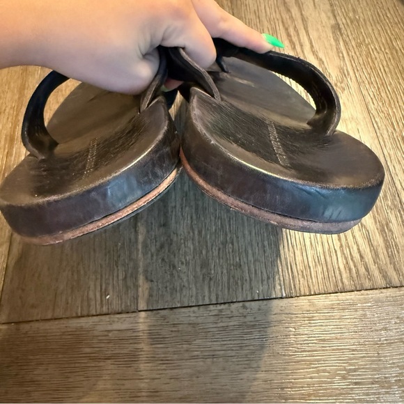 Frye men’s black leather flip flops - Picture 5 of 6